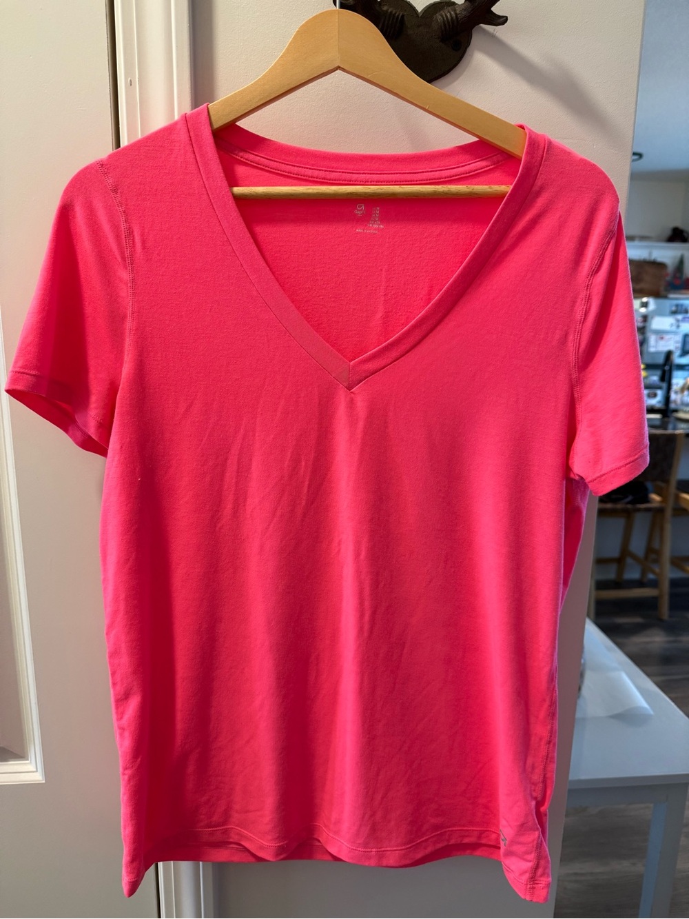 Gap Fit Women’s V-Neck Short Sleeve workout Top - Bright Pink